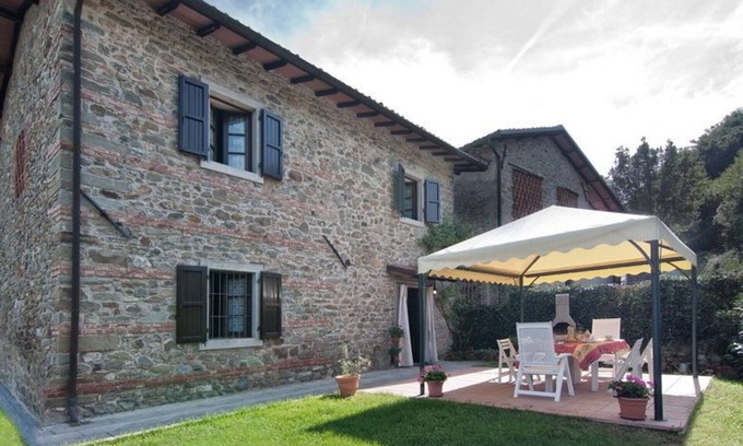 Castelnuovo di Garfagnana Apartment | Lovely apartment for 6 people with WIFI, TV, panoramic view and parking