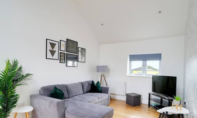 Cambridge Apartment | Lovely 1 Bedroom Flat with Free Off Road Parking