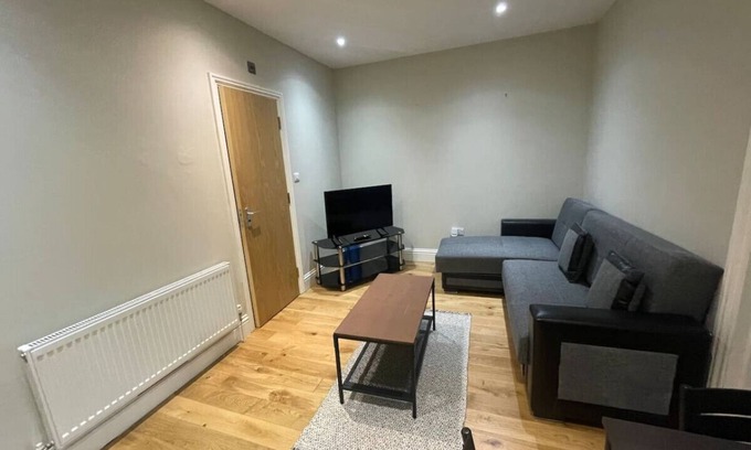 Crofton Park Condo | Lovely 1 bedroom apartment with on street parking