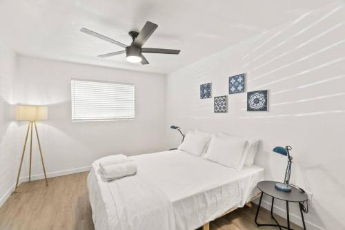 Camelback East Apartment | Lovely 1-bedroom condo in Biltmore - Parking