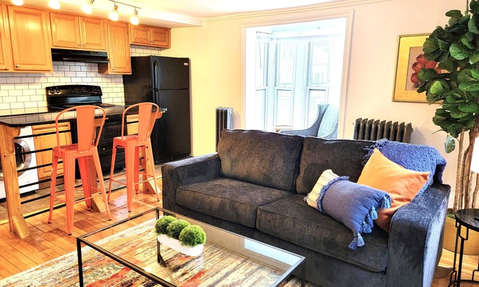 Valley Street Apartment | Lovely 1 bedroom rental in Portland