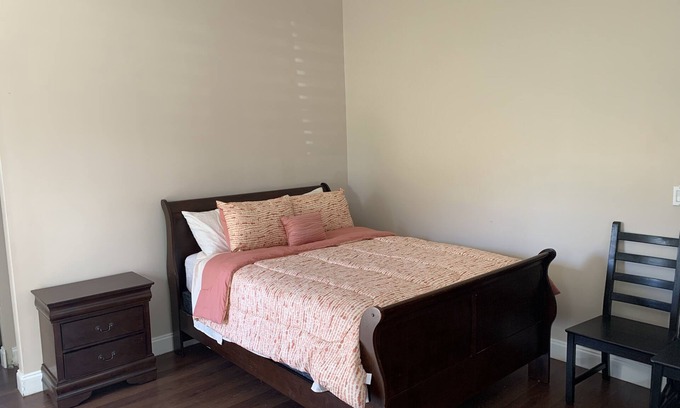 Ludlam Apartment | Lovely 1-bedroom Studio with hot tub