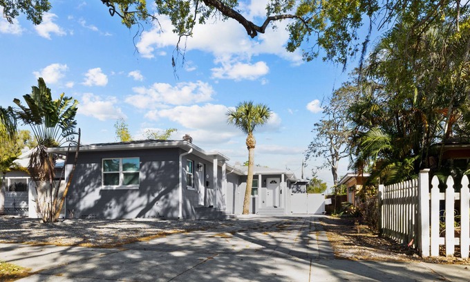 Historic Uptown Apartment | Lovely 1 bedroom rental unit 5 minutes to downtown