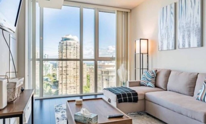Hurontario Condo | LOVELY 1+DEN CONDO, BALCONY, PARKING, HIGH FLOOR