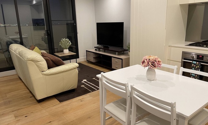 Moonee Ponds Condo | Lovely 1BD condo with free parking + city view