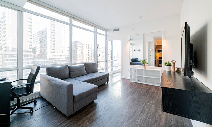 Downtown Toronto Apartment | Lovely 2 bed 2 bath condo (CN Tower view) +parking