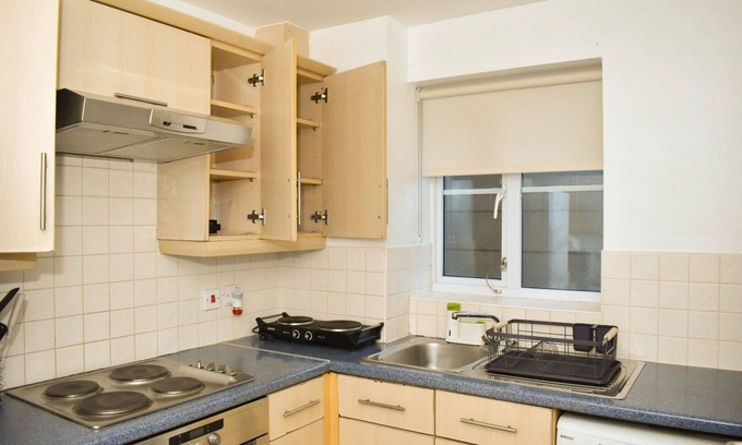 West Bromwich Apartment | Lovely 2-bed Apartment in West Bromwich