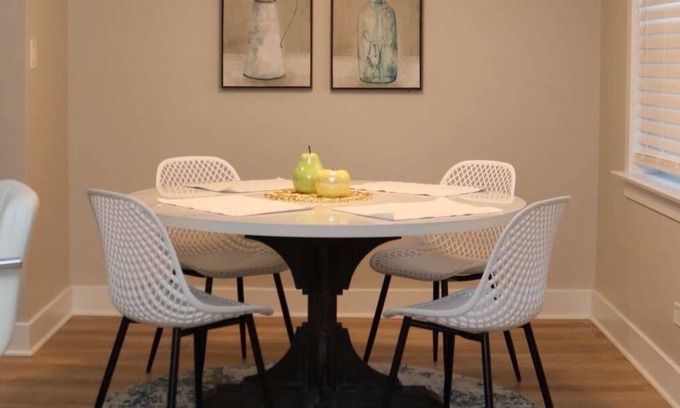 Des Plaines Apartment | Lovely 2 - Bedroom apartment with free parking