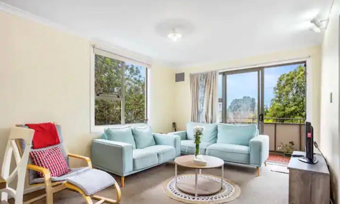 Eastern Beach House | Lovely 2-Bedroom Apartment With Free Parking