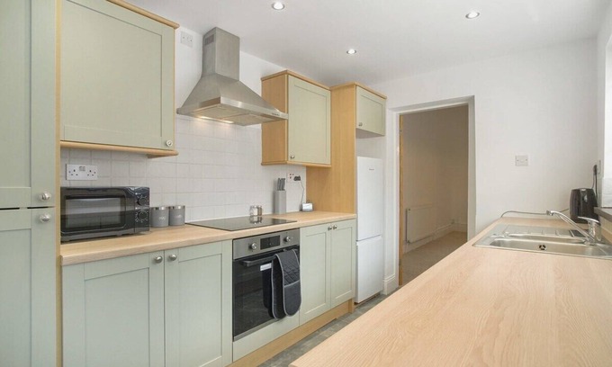 Langley Park House | Lovely 2-Bedroom Home in Langley Park, Sleeps 4