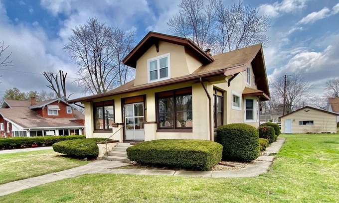 Crown Point Apartment | Lovely 2 bedroom just a few blocks from the square