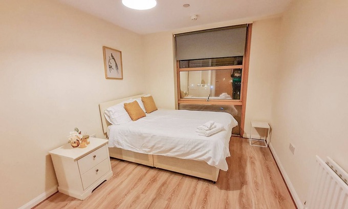 Colyers Apartment | Lovely 2-bedroom Penthouse Apt Free Parking