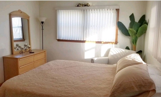 Berkeley Apartment | ** Lovely 2BDRM Apt ** 20 mins Ohare or Chicago