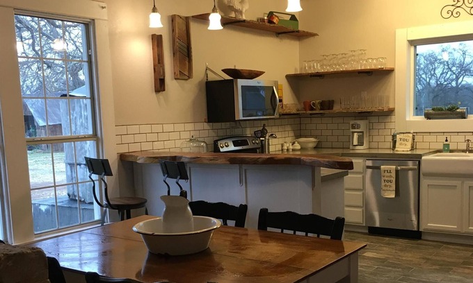 Golinda House | Lovely 3/2 farmhouse 15 minutes from Baylor