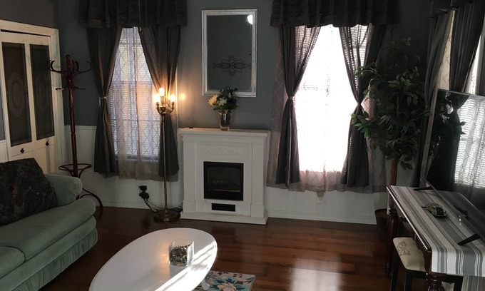 Lake View House | Lovely 3 bed 2 bath old fashioned house with coffee bar