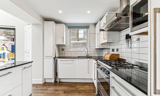 Shaftesbury House | Lovely 3 bed family house in Battersea