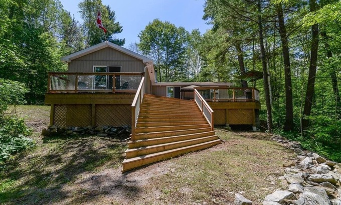 North Frontenac House | Lovely 3 bedroom family cottage on pristine Lake Kaswakamak.