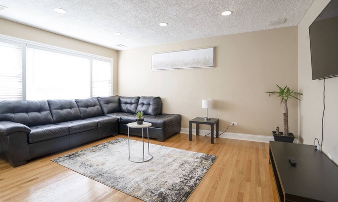 Forestview Apartment | Lovely 3-bedroom 1.5 bathroom unit with backyard!