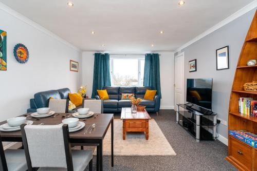 Bridge of Allan Apartment | Lovely 3-bedroom flat with free parking