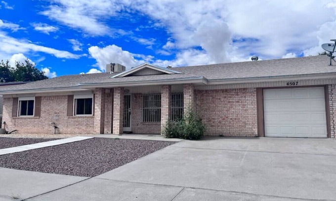 Northeast El Paso House | ?⭐️ Lovely 3- Bedroom Retreat with a Pool.