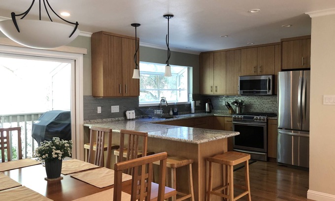Moraga House | Lovely 3-Bedroom Townhouse with Pool