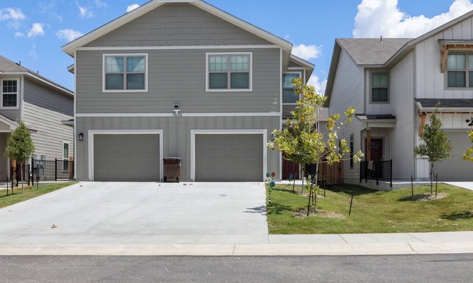 San Antonio House | Lovely 3-Bedroom with Backyard, and Nearby Parks