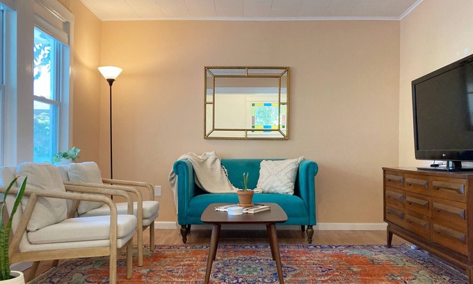Kingston Apartment | Lovely 3 bedroom with yard