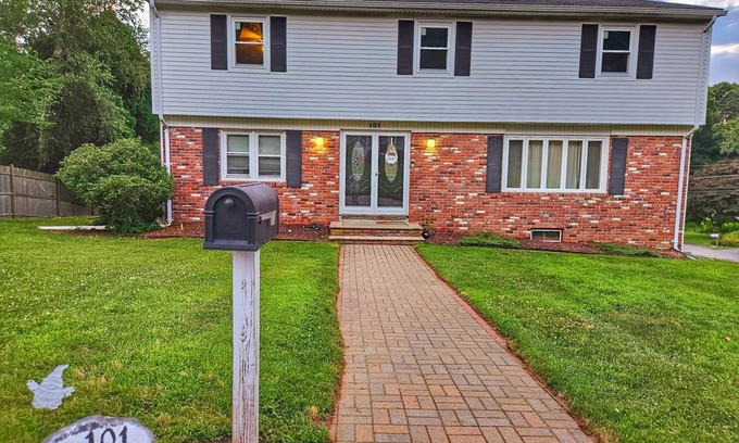 Warwick House | Lovely 4-bedroom colonial house with WiFi and A/C in Warwick