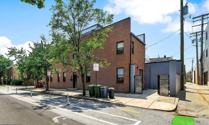 Canton House | Lovely 4-bedroom estate in Baltimore with AC, fitness room, WiFi