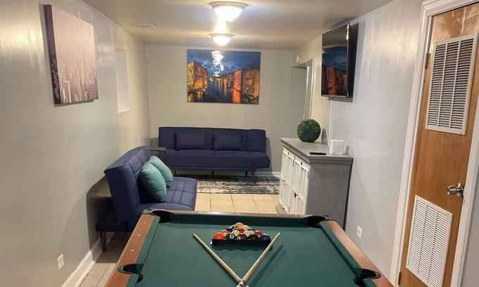 South Chicago Apartment | Lovely 4 Bedroom W/ Pool Table