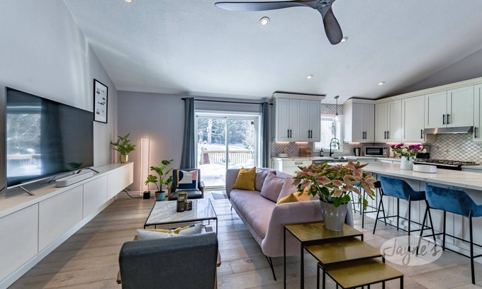 Feversham House | Lovely 5 bed 3 bath bungalow in Singhampton! Hot Tub!