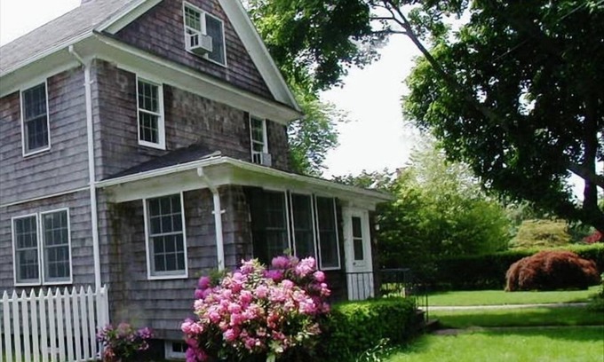 East Hampton North House | Lovely 5 BR Village Home with Heated Pool in Heart of East Hampton. Walk to All!