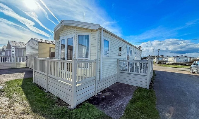 Felixstowe House | Lovely 6 berth caravan at Suffolk Sands Holiday Park ref 45010MV