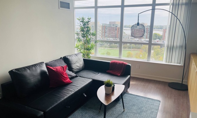 Fort York Apartment | Lovely and spacious 2-bedroom condo + free parking
