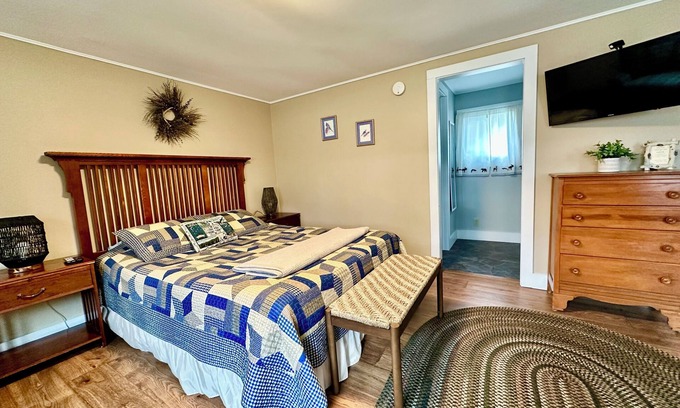 Old Forge Cottage | Lovely and Spacious Studio with Full Bath and Kitchen!