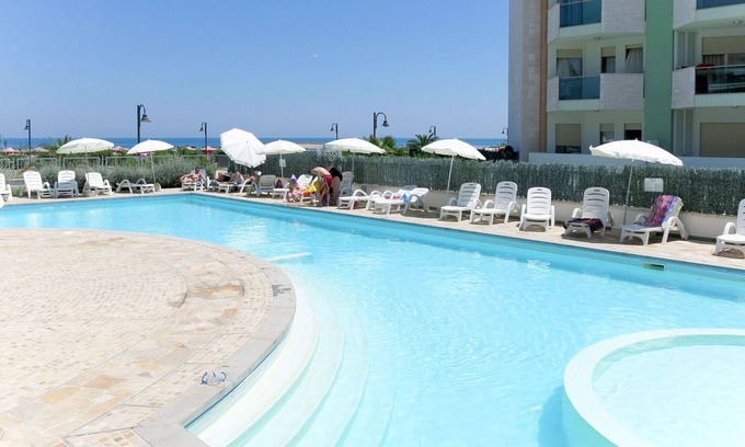 Roseto degli Abruzzi Apartment | Lovely apartment for 5 guests with A/C, internet, pool, TV, terrace, pets allowed and parking