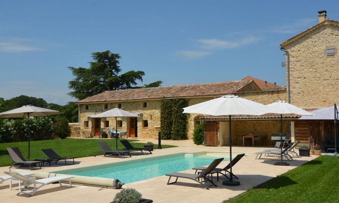 Saint-Denis Apartment | Lovely apartment for 6 guests with pool, WIFI, TV, terrace and parking