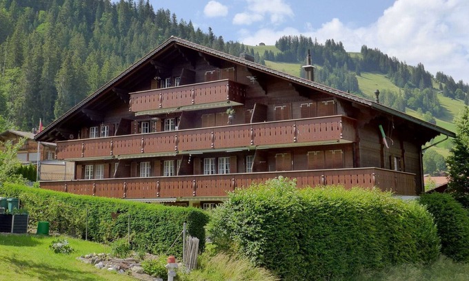 Zweisimmen Apartment | Lovely apartment for 5 guests with WIFI, TV, balcony, pets allowed, panoramic view and parking