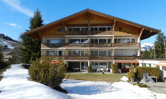 Gstaad Apartment | Lovely apartment for 3 people with WIFI, balcony and parking