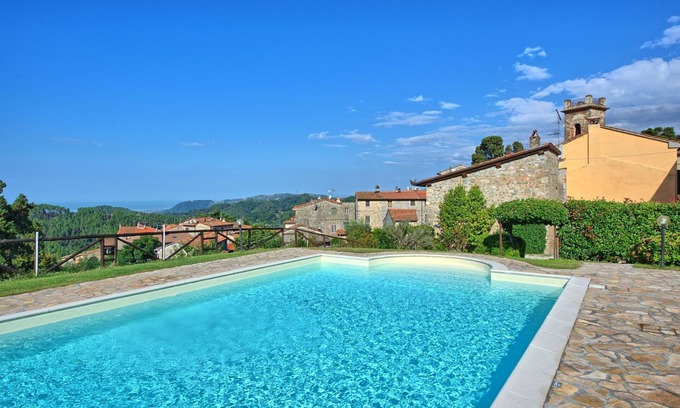 Massarosa Apartment | Lovely apartment for 4 guests with pool, WIFI and TV, close to Viareggio