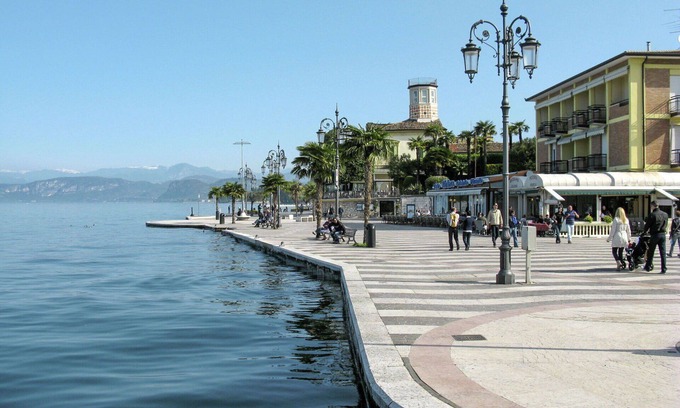 Calmasino Apartment | Lovely apartment for 4 people with A/C, WIFI, pool, TV, terrace and parking