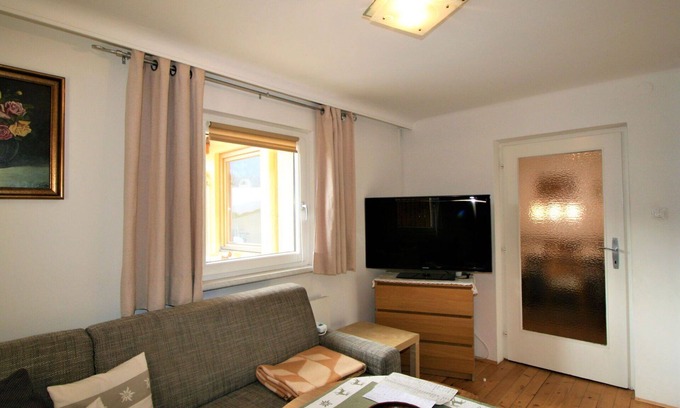 Axams Apartment | Lovely apartment for 4 people with TV, patio, pets allowed and parking