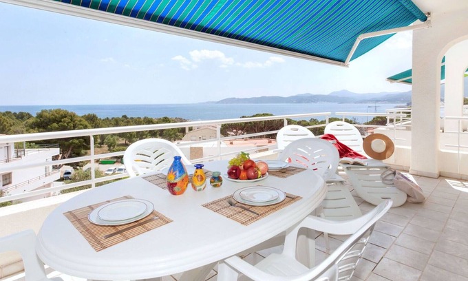 Llanca Apartment | Lovely apartment for 5 people with TV, terrace, pets allowed and parking