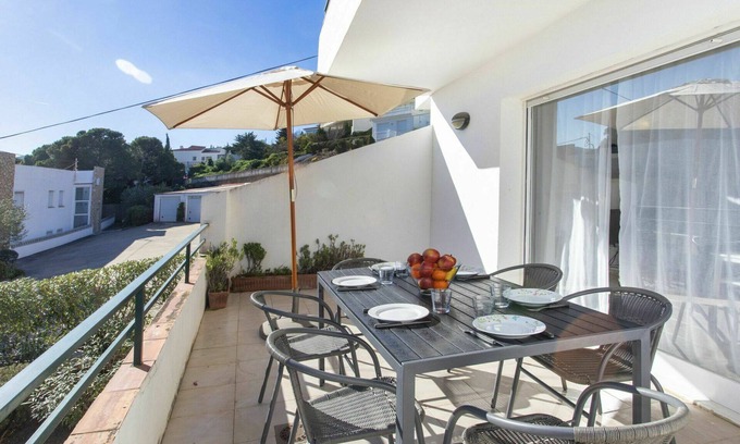 Llanca Apartment | Lovely apartment for 5 people with WIFI, TV, terrace and pets allowed