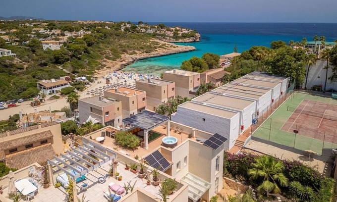Cala Romantica Apartment | Lovely apartment for 6 people with pool, A/C, hot tub, TV and terrace
