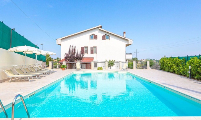 Collecorvino Apartment | Lovely apartment for 6 people with WIFI, private pool, A/C, TV, patio, pets allowed and parking