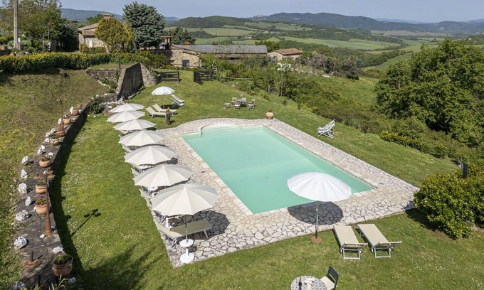 Radicondoli Villa | Lovely apartment in villa for 7 guests with WIFI, pool and parking