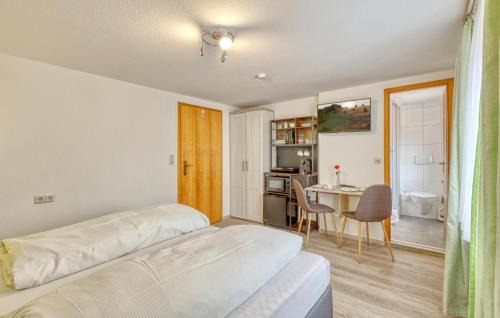 Oberweissenbrunn Apartment | Lovely Apartment In Bischofsheim With Wifi