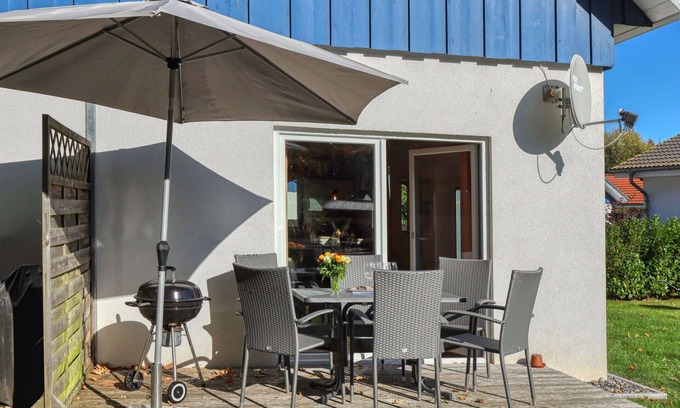 Altefaehr House | Lovely apartment in villa for 4 guests with WIFI, TV, terrace and parking