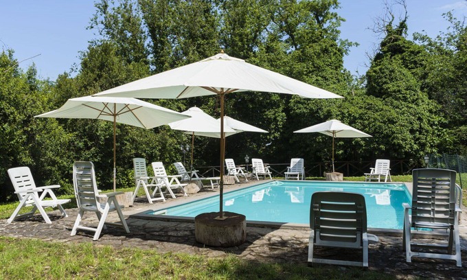 Capraccia Villa | Lovely apartment in villa for 4 guests with WIFI, pool, TV, patio and pets allowed